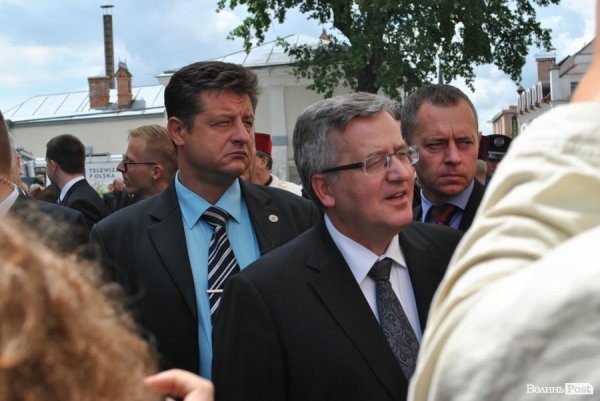 Після інциденту Коморовський продовжував усміхатися і показувати себе людям