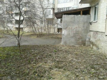 Під акомпанемент дощу: як Луцьк прибирають до Великодня. ФОТО