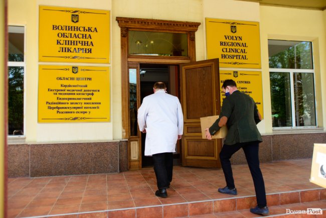 Парубій передав спецкостюми і окуляри для лікарів Волинської обласної клінічної лікарні