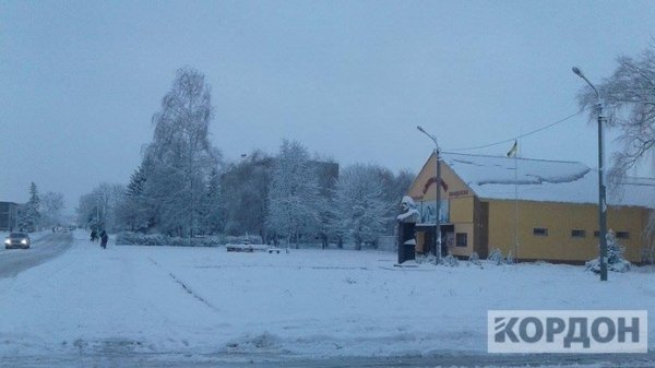 Снігові замети біля  «Ягодина»: автівки не можуть проїхати 