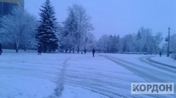 Снігові замети біля  «Ягодина»: автівки не можуть проїхати 