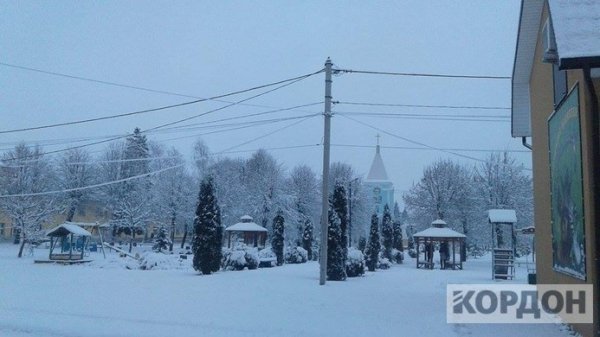Снігові замети біля  «Ягодина»: автівки не можуть проїхати 