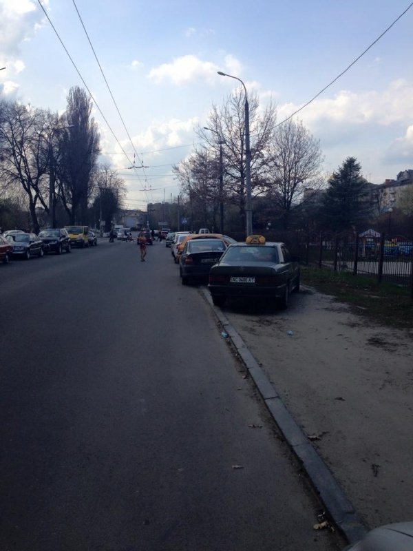 Як на Великдень у Луцьку паркували авто. ФОТО