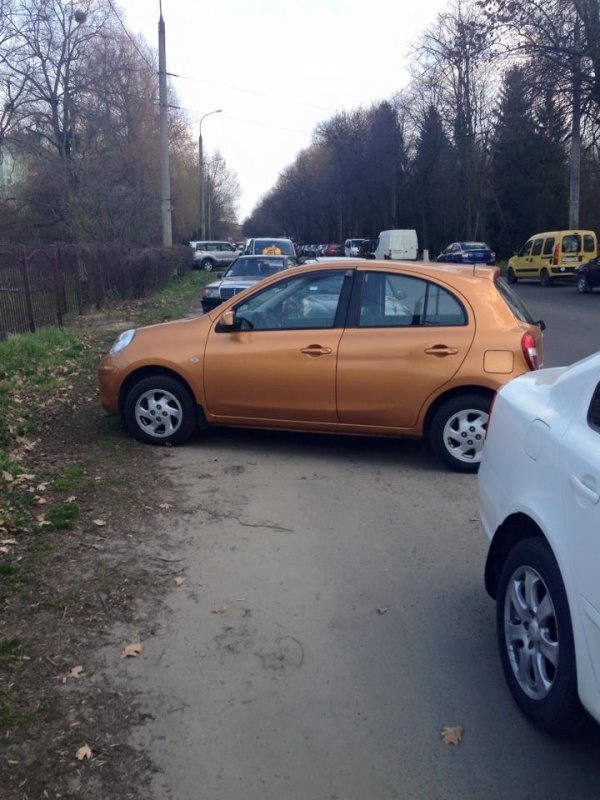 Як на Великдень у Луцьку паркували авто. ФОТО