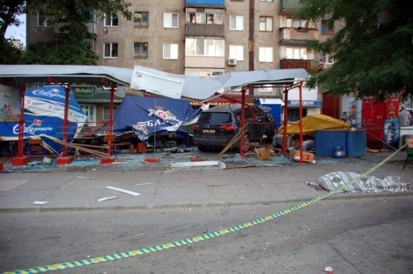 На Луганщині авто «влетіло» в зупинку ‒ загинула людина. ФОТО