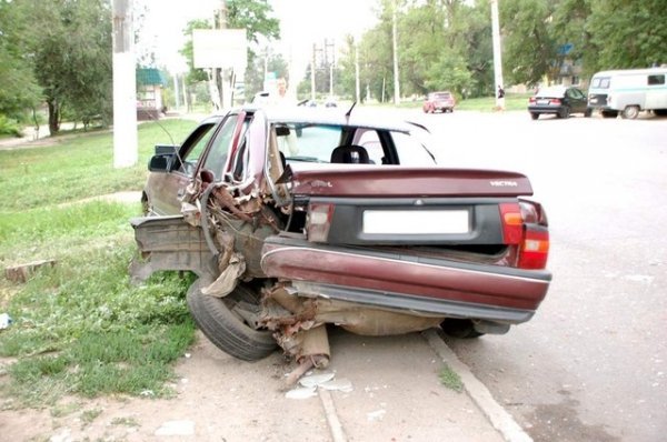 На Луганщині авто «влетіло» в зупинку ‒ загинула людина. ФОТО