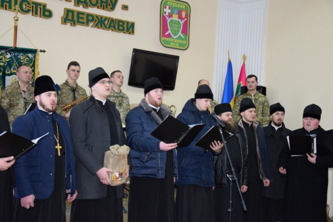 Для луцьких прикордонників організували різдвяний концерт. ФОТО