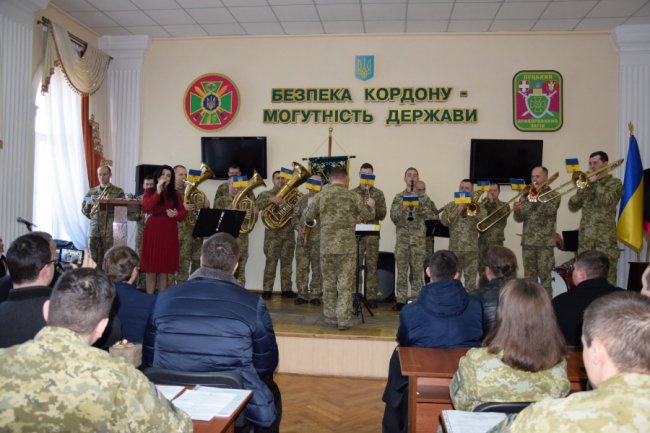 Для луцьких прикордонників організували різдвяний концерт. ФОТО
