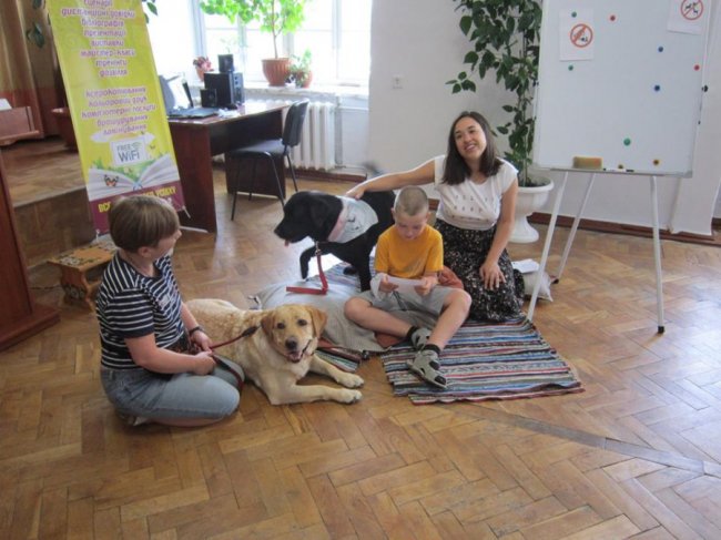 У Луцьку діти читали собакам книжки. ФОТО