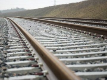 На залізничних коліях побили волинянина та відібрали у нього барсетку з грошима