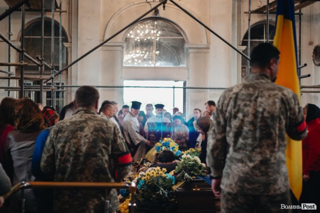 «Історія, яку ми не повинні забувати». У Луцьку віддали останню шану двом захисникам. ФОТО 