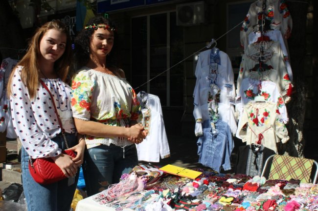 Ляльки, глечики, намиста: у центрі Луцька – колоритний ярмарок. ФОТО