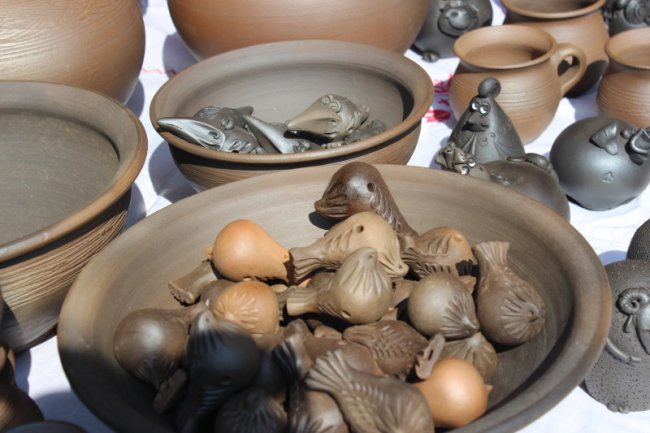 Ляльки, глечики, намиста: у центрі Луцька – колоритний ярмарок. ФОТО