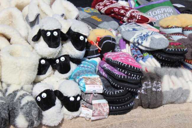 Ляльки, глечики, намиста: у центрі Луцька – колоритний ярмарок. ФОТО