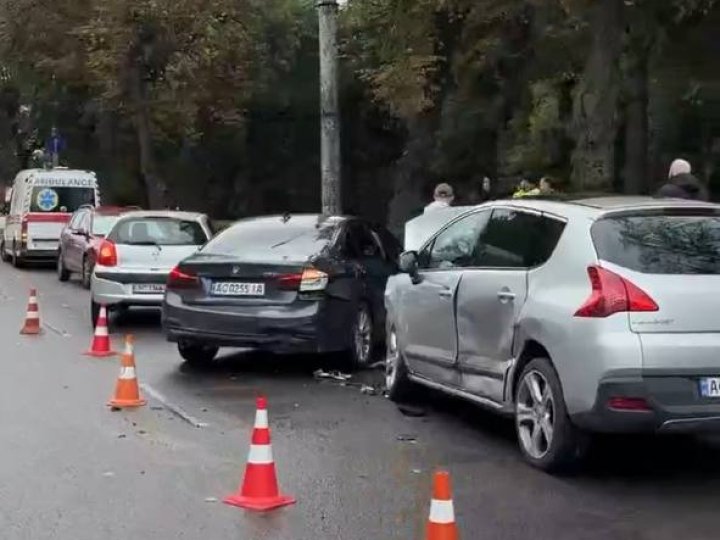 BMW виїхав на зустрічну: у Луцьку біля «Авангарду» зіткнулися три авто. ВІДЕО