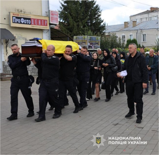 Назавжди в серцях: у рідному Луцьку на колінах зустріли Героя-поліцейського Олександра Солов'янчика