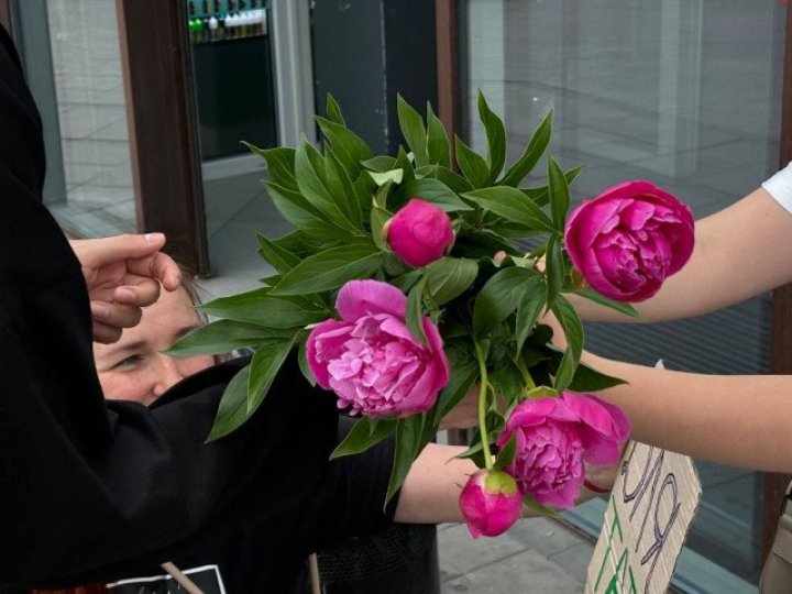 Півонії - за донат: лучанка збирає кошти на підрозділ свого чоловіка