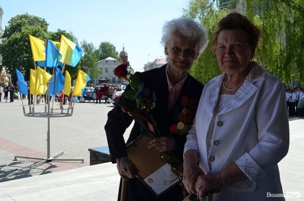 Луцьк напередодні Дня Перемоги: вишиванки і георгіївські стрічки. ФОТО