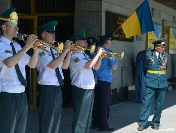 Луцьк напередодні Дня Перемоги: вишиванки і георгіївські стрічки. ФОТО