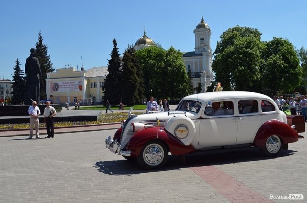 Луцьк напередодні Дня Перемоги: вишиванки і георгіївські стрічки. ФОТО