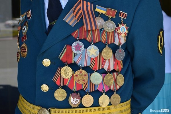 Луцьк напередодні Дня Перемоги: вишиванки і георгіївські стрічки. ФОТО