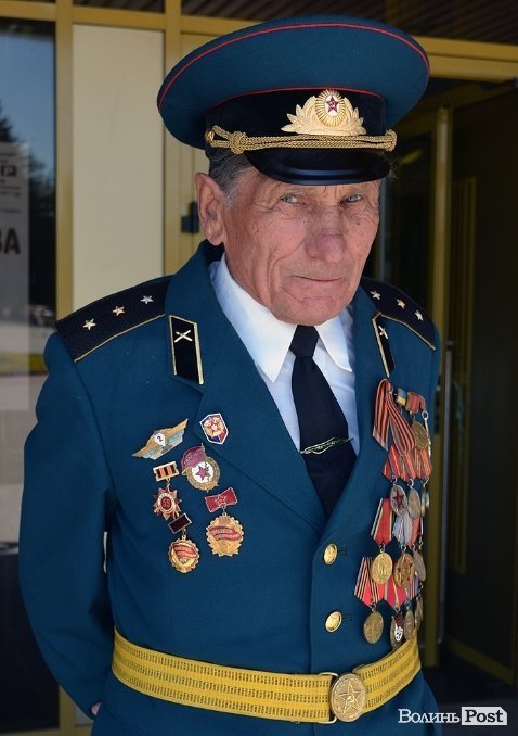 Луцьк напередодні Дня Перемоги: вишиванки і георгіївські стрічки. ФОТО