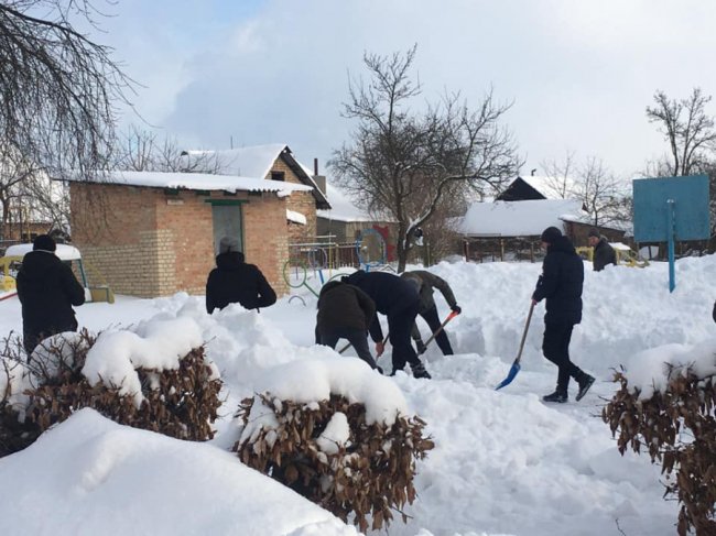 На Волині батьки розчистили територію дитсадка від снігу. ФОТО