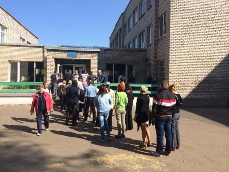 Охочі незаконно проголосувати на дільниці у Донецьку. Фото @alextomo