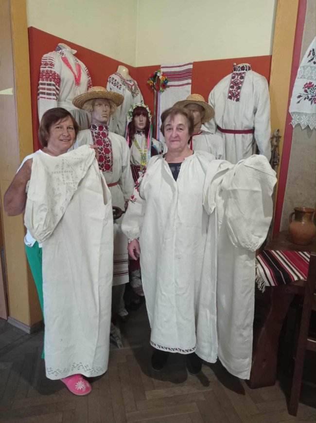 Волинянка подарувала у музей 100-річні бабусині вишиванки. ФОТО