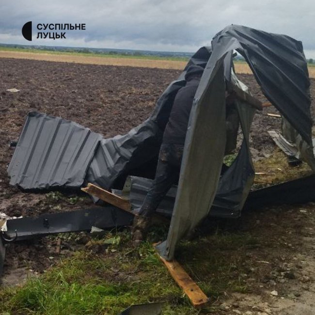 У Княгининку буревій позносив дахи з будинків 