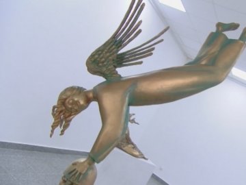 Волинський художник робить оригінальні скульптури із синтетичних матеріалів. ВІДЕО