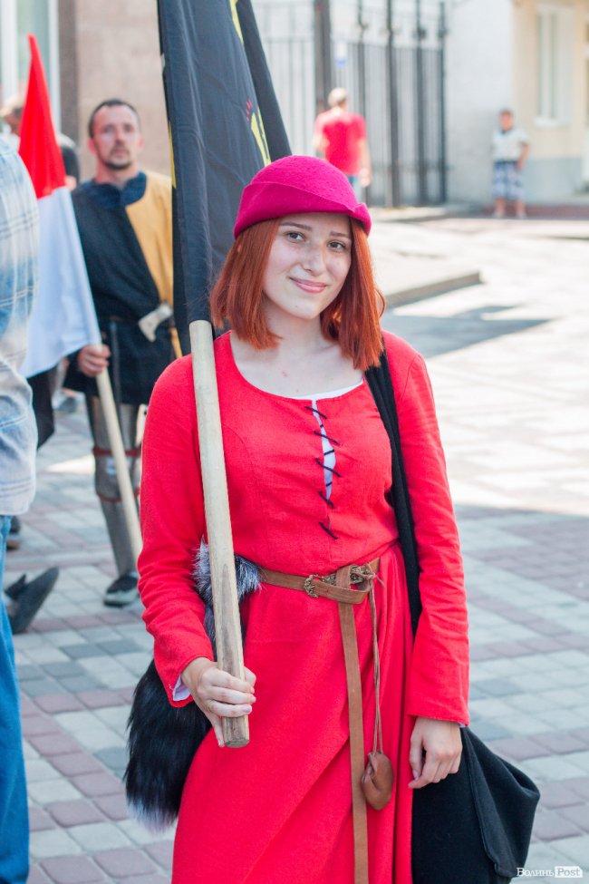 Середньовічні сукні, лицарські обладунки і давні забави: «Князівський бенкет» у Луцьку. ФОТО