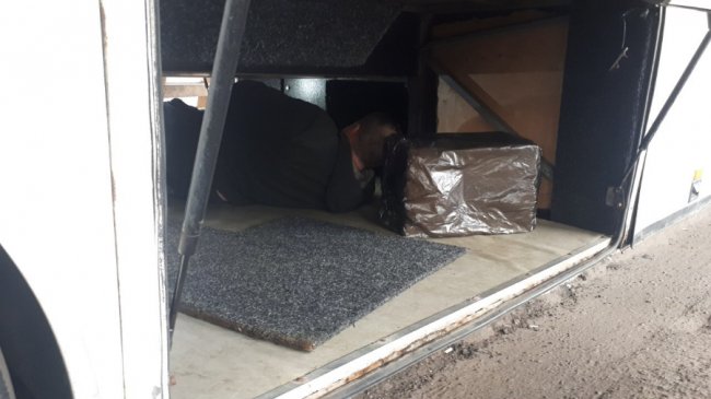 На волинській митниці у рейсовому автобусі знайшли сховок із контрабандними цигарками. ФОТО