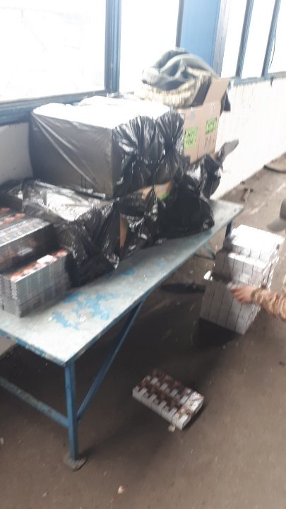 На волинській митниці у рейсовому автобусі знайшли сховок із контрабандними цигарками. ФОТО