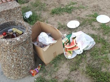 У Ковелі набережну закидали сміттям. ФОТО