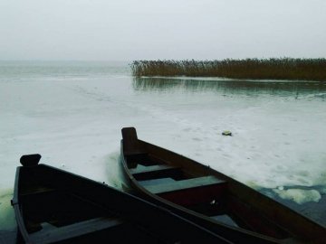 Опублікували світлини волинського озера в передноворічний день. ФОТО