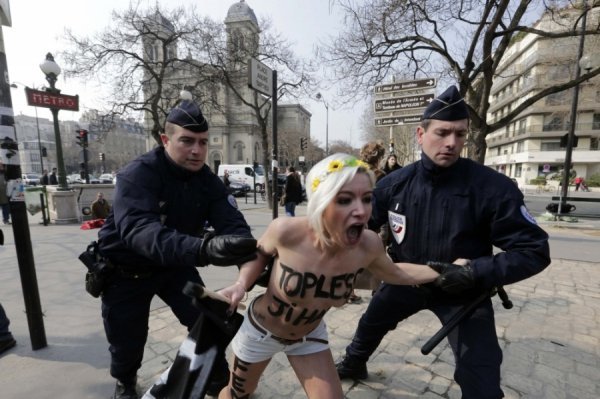 FEMEN роздяглися біля мечетей Парижа, Мілана та Брюсселя. ФОТО