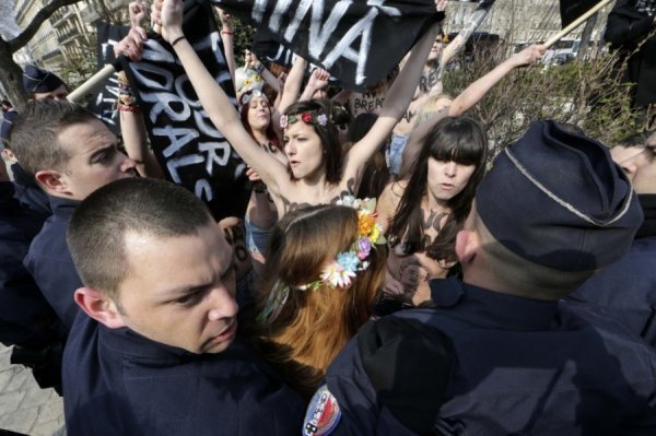 FEMEN роздяглися біля мечетей Парижа, Мілана та Брюсселя. ФОТО