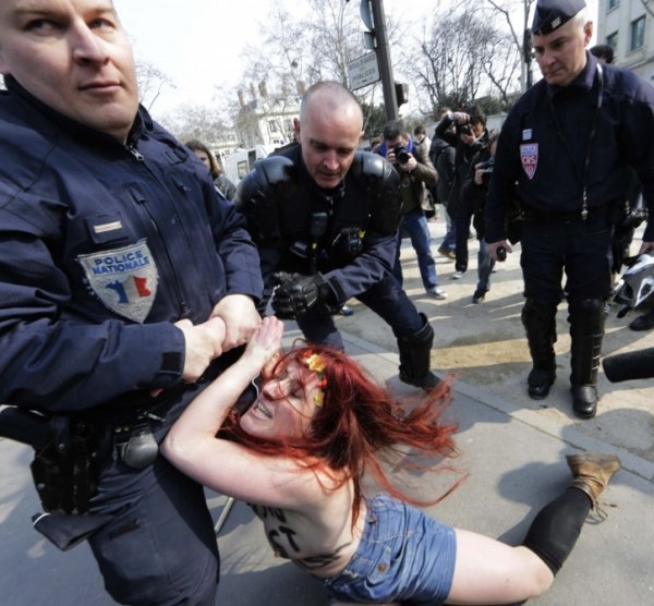 FEMEN роздяглися біля мечетей Парижа, Мілана та Брюсселя. ФОТО