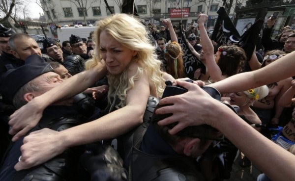 FEMEN роздяглися біля мечетей Парижа, Мілана та Брюсселя. ФОТО