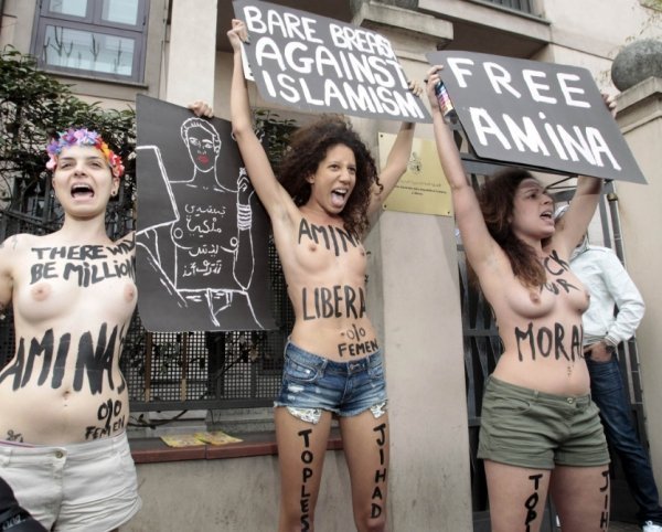 FEMEN роздяглися біля мечетей Парижа, Мілана та Брюсселя. ФОТО