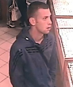 На Волині шукають злодія, який пограбував ювелірний магазин. ФОТО