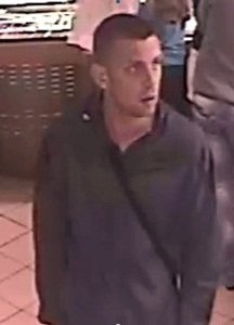 На Волині шукають злодія, який пограбував ювелірний магазин. ФОТО