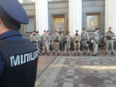 Під Верховною Радою - димові шашки та вибухи. ФОТО. ВІДЕО