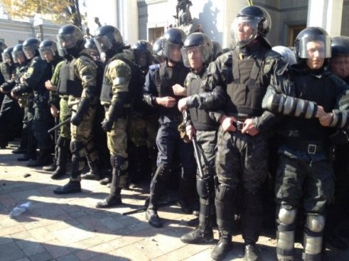 Під Верховною Радою - димові шашки та вибухи. ФОТО. ВІДЕО