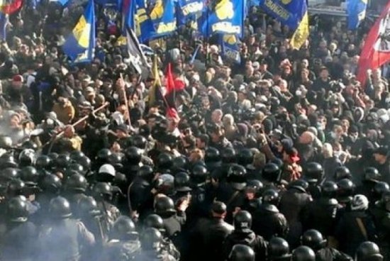 Під Верховною Радою - димові шашки та вибухи. ФОТО. ВІДЕО