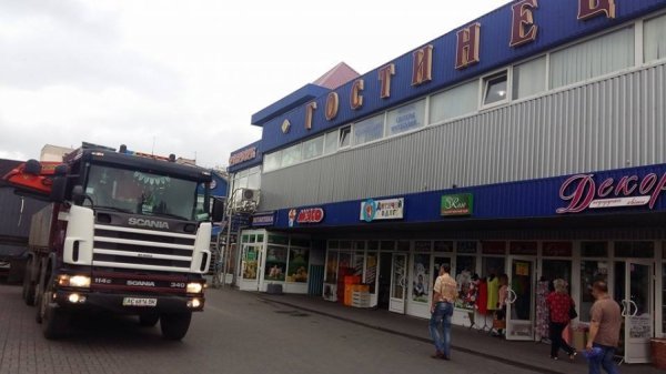 У Луцьку поблизу «Гостинця» демонтували незаконно встановлені кіоски. ФОТО