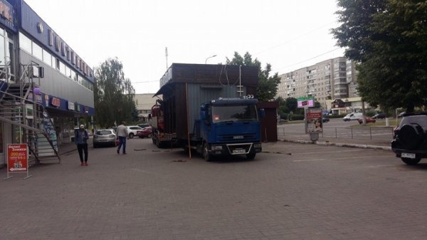 У Луцьку поблизу «Гостинця» демонтували незаконно встановлені кіоски. ФОТО