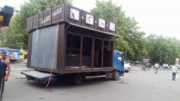 У Луцьку поблизу «Гостинця» демонтували незаконно встановлені кіоски. ФОТО
