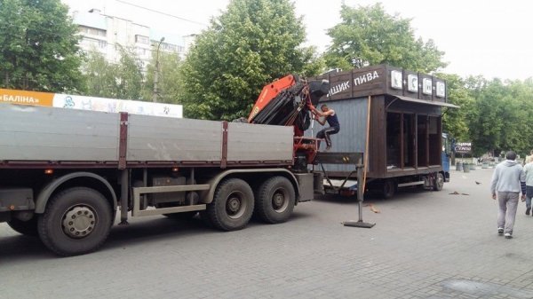 У Луцьку поблизу «Гостинця» демонтували незаконно встановлені кіоски. ФОТО
